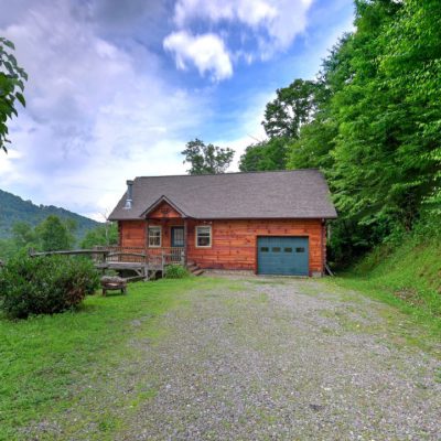 Maggie Valley
Looking for the perfect vacation experience in the mountains of Western North Carolina? Discover peaceful days and starry nights at Ridgeview Lodge, a private, modern log cabin with picturesque mountain views from the hot tub and deck. Make the most of the rugged beauty surrounding Ridgeview Lodge by spending time relaxing outside in all seasons. Ridgeview Lodge has all of the desirable amenities to surely make your family vacation one to remember for years to come!